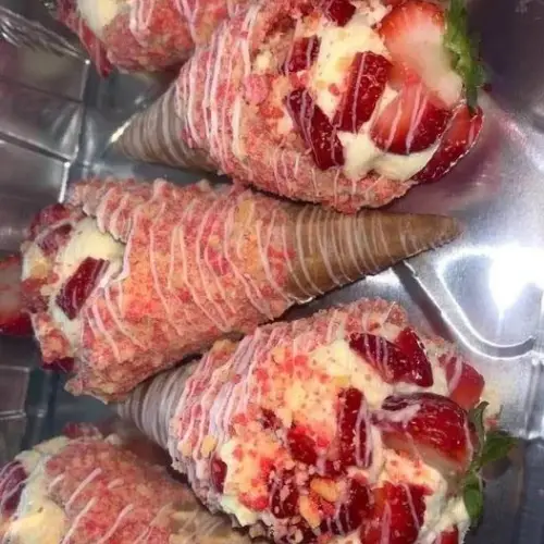 CONES WITH STRAWBERRY CRUNCH CHEESECAK RecipeE