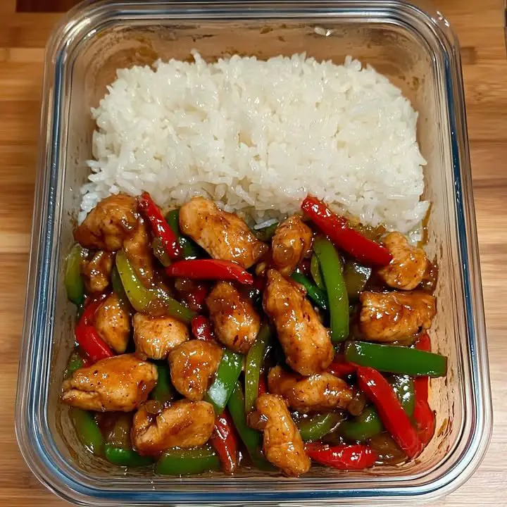 Sizzling Garlic Chicken Stir-Fry with Peppers & Steamed Rice ingredients