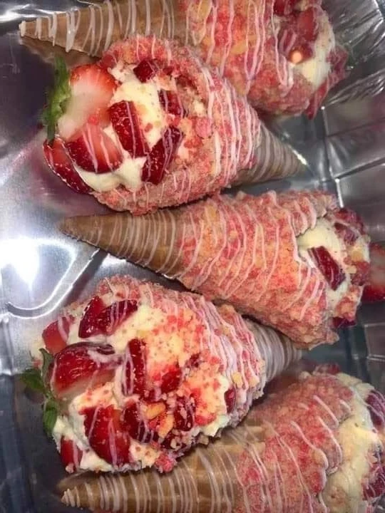STRAWBERRY CRUNCH CHEESECAKE CONES finished